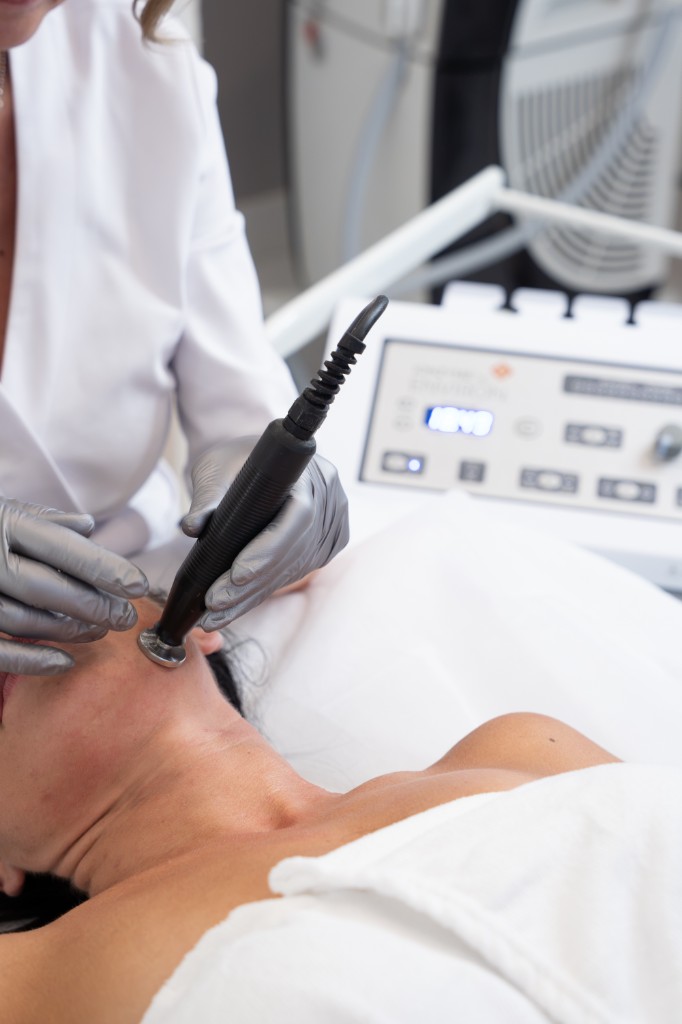 Mezoterapia bezigłowa ultradźwiękami DF I-ONZYNE II w MAEVE